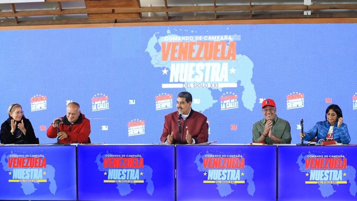 Maduro establece centro de operaciones de campaña; convoca a miles de manifestaciones populares y denuncia censura en redes sociales.