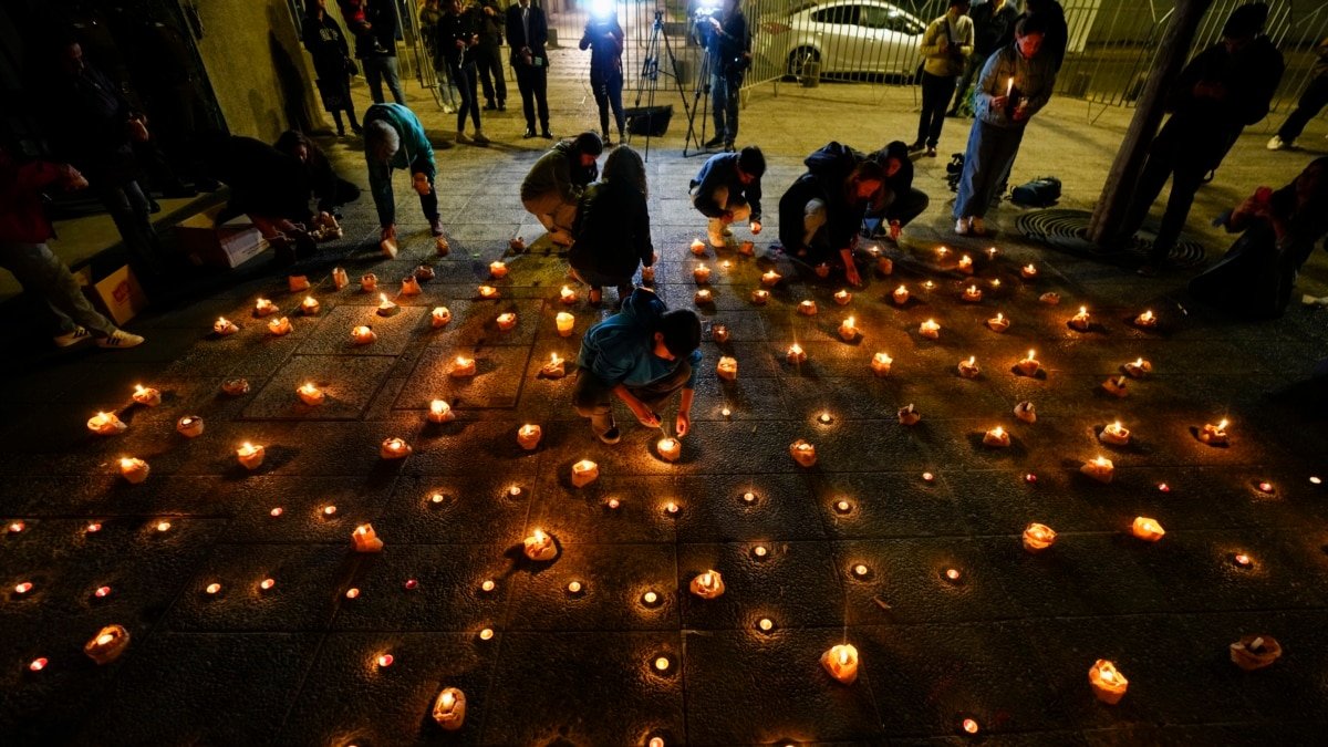 Funerales emotivos por tres policías asesinados en el sur de Chile.