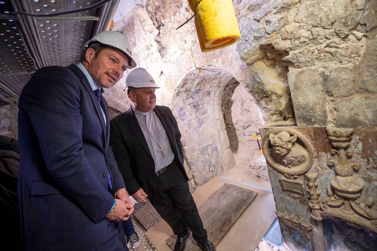 Durante los trabajos de restauración en la Catedral de Santiago, se descubrió una ventana románica.