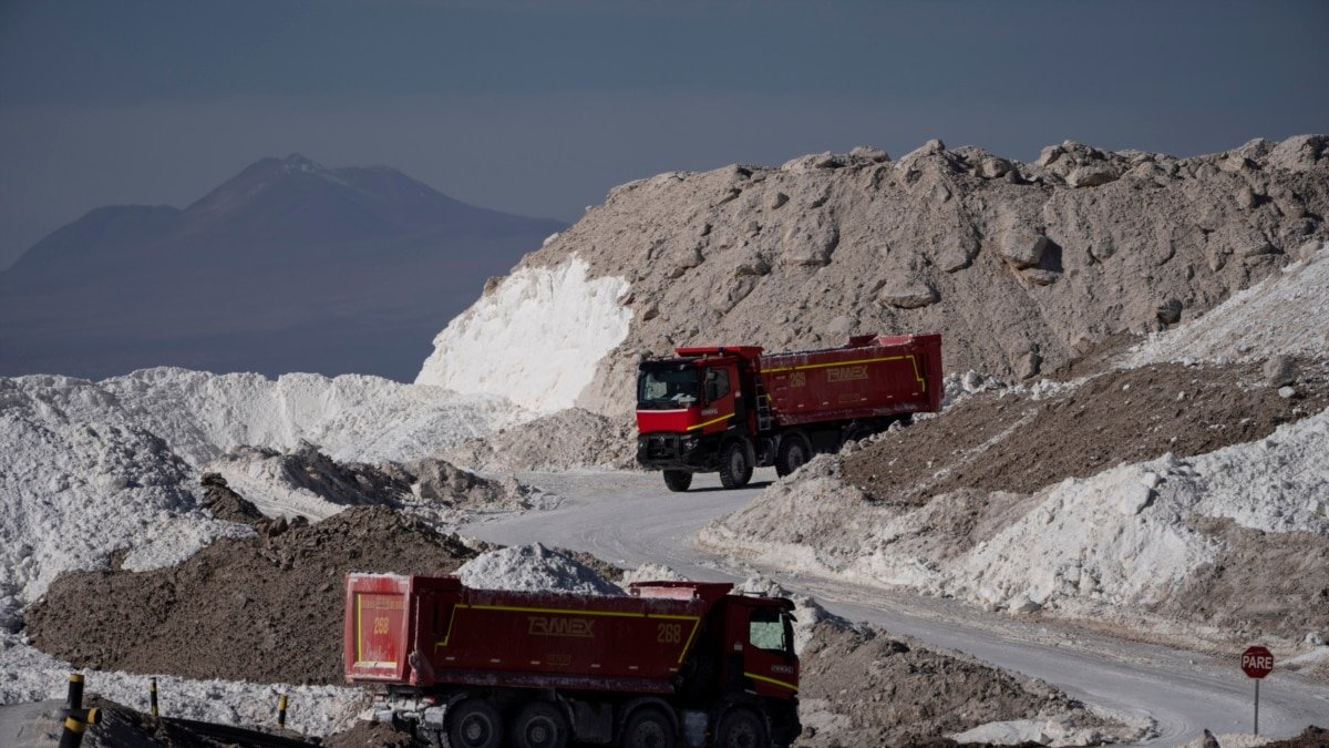 Chile abre 26 minas de sal de litio para ser explotadas por empresas privadas.