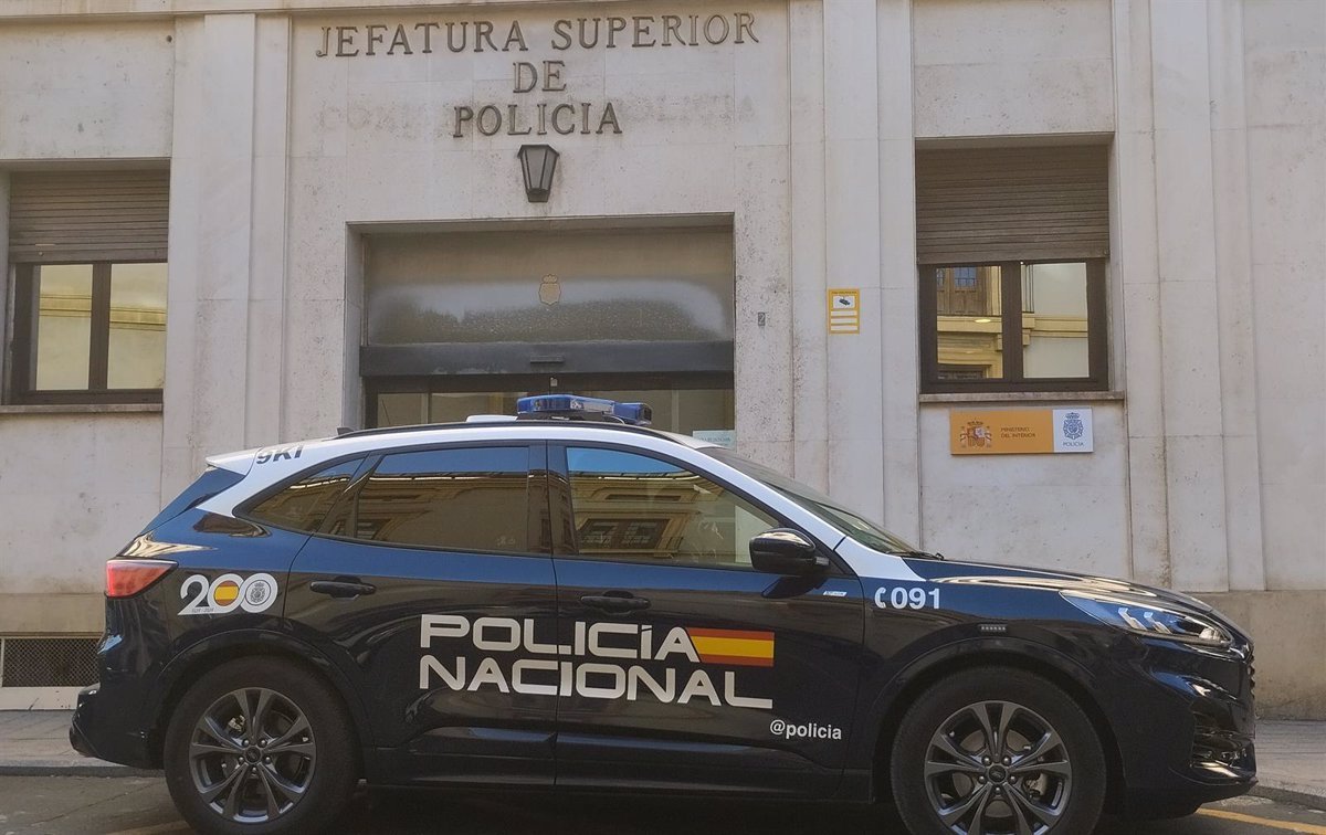 Cuatro hombres fueron detenidos por agredir a un hombre hasta dejarlo inconsciente y robarle el móvil en Murcia.