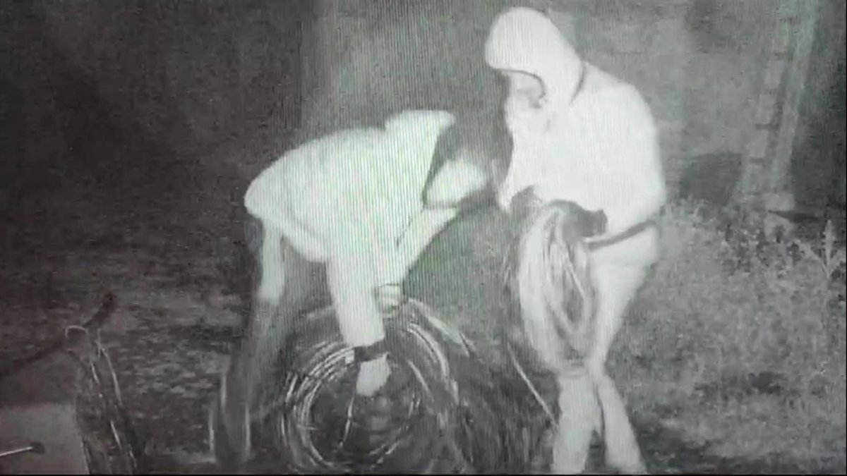 Dos delincuentes callejeros fueron detenidos por robar cable de cobre de naves agrícolas en La Rioja.