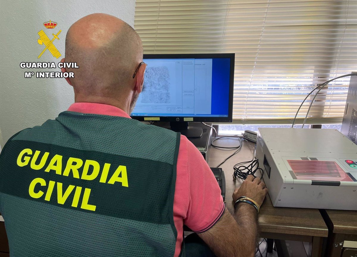 Dos personas fueron arrestadas por robar en una casa en La Manga después de ingresar por la puerta trasera y retrasar a los vecinos.