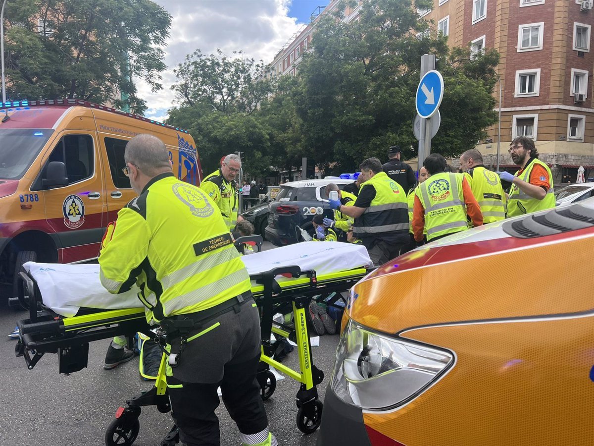 Dos personas resultaron heridas, una de ellas de gravedad, en dos accidentes casi simultáneos en dos lugares diferentes de la capital.