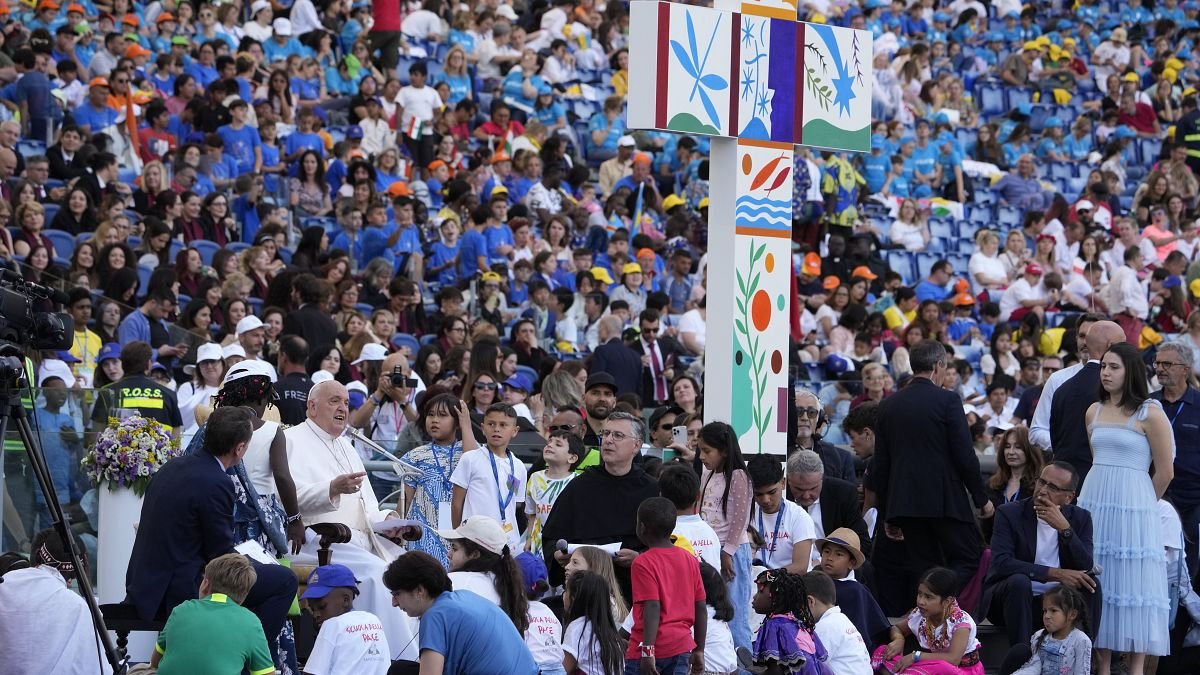 El Papa Francisco dio inicio al Día Mundial del Niño en el Estadio Olímpico de Roma.