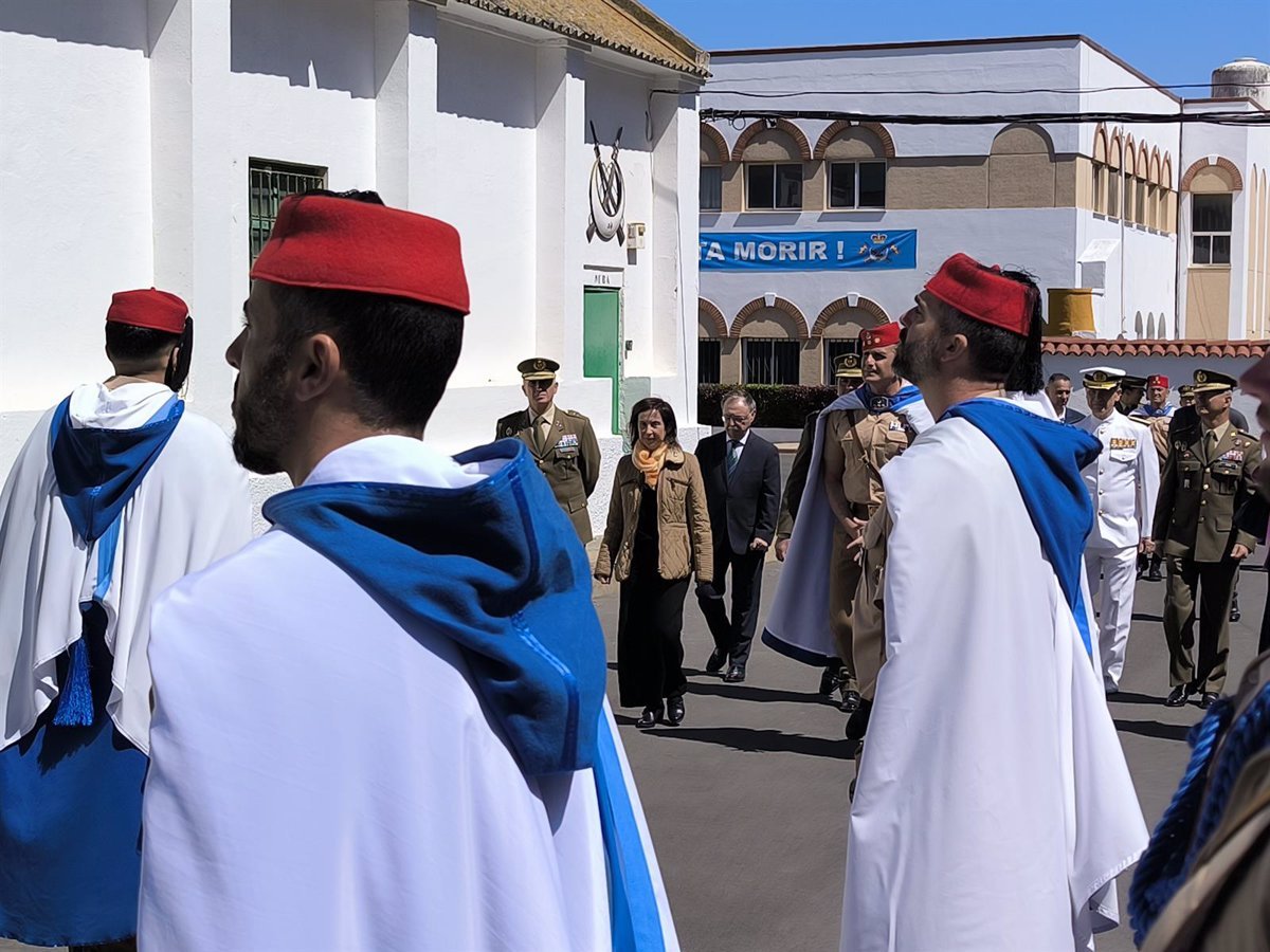 El ministro de Defensa rinde tributo al cabo fallecido en Polonia en su base habitual en Ceuta.