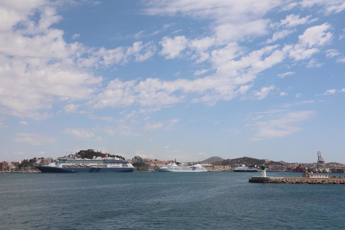 El puerto de Cartagena recibe a más de 1.300 pasajeros de cruceros en una escala triple.