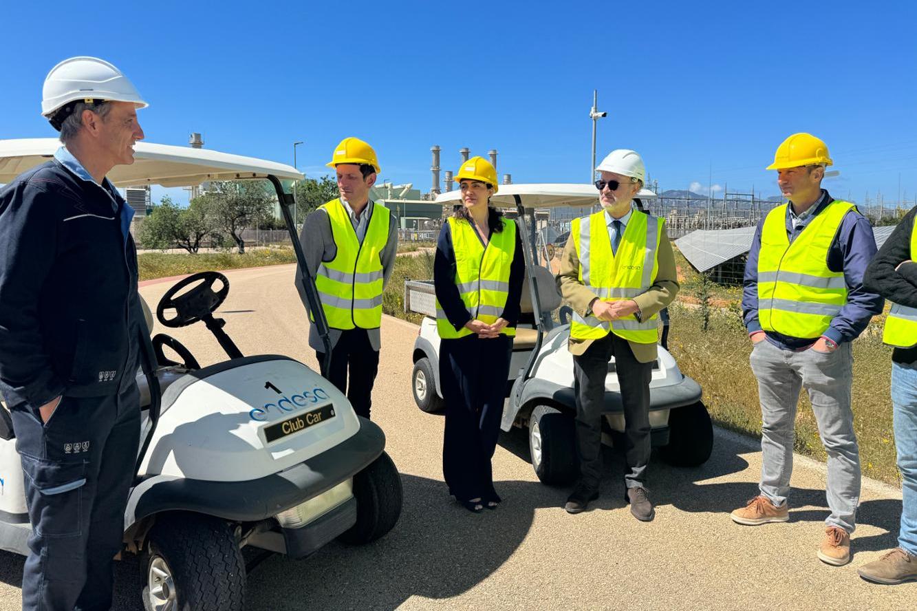 La Consejería de Educación y Universidades ha recibido dos vehículos eléctricos de Endesa para el CIFP Politécnico Levante.