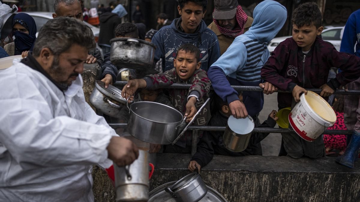 La UNRWA afirma que no siempre es posible garantizar que la ayuda llegue a quienes huyen de Rafah.