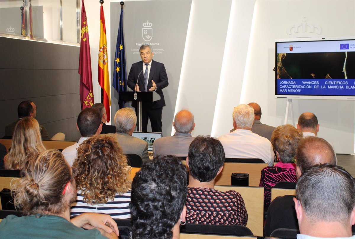 La comunidad convoca a expertos para intercambiar información científica sobre la «mancha blanca» en el Mar Menor.