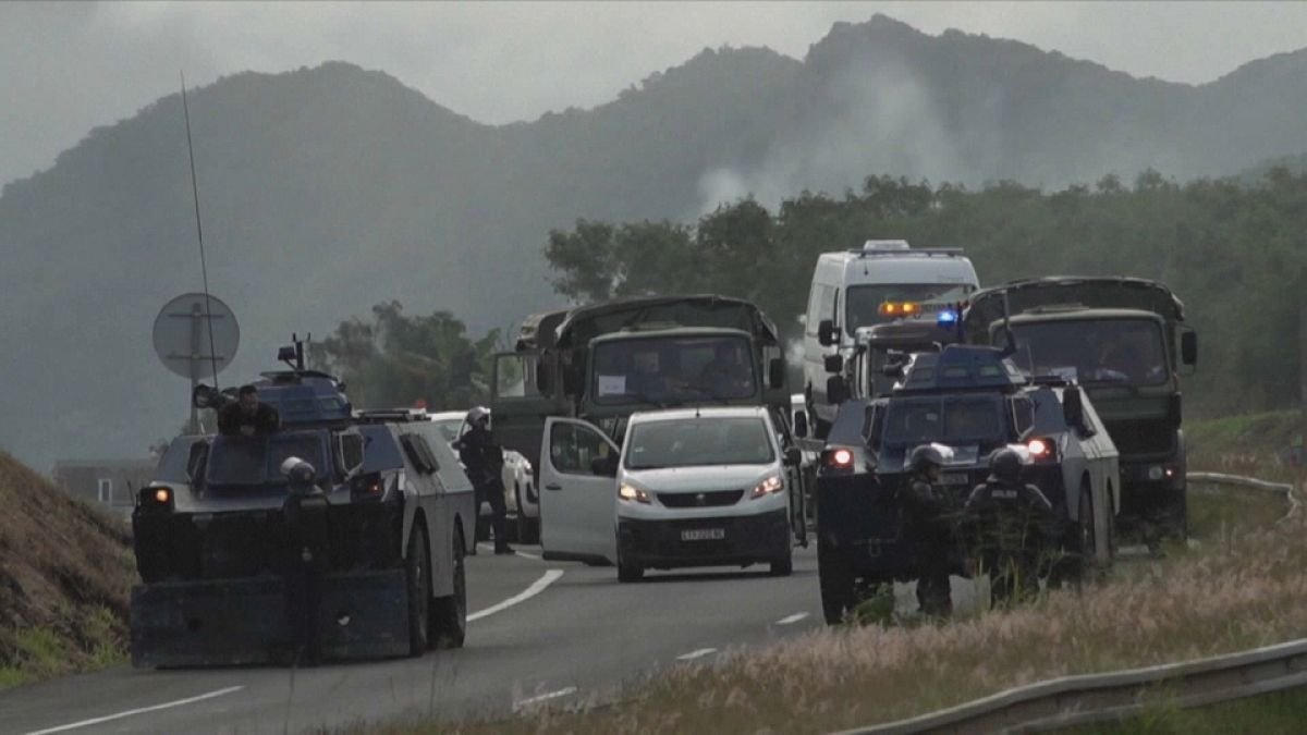 Las autoridades están tratando de recuperar el control de la carretera que conduce al aeropuerto de Nueva Caledonia.