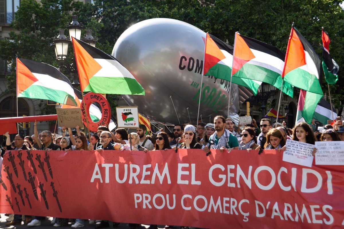 Los manifestantes a favor de Palestina llenan el Paseo de Gràcia de Barcelona en una de las marchas europeas.