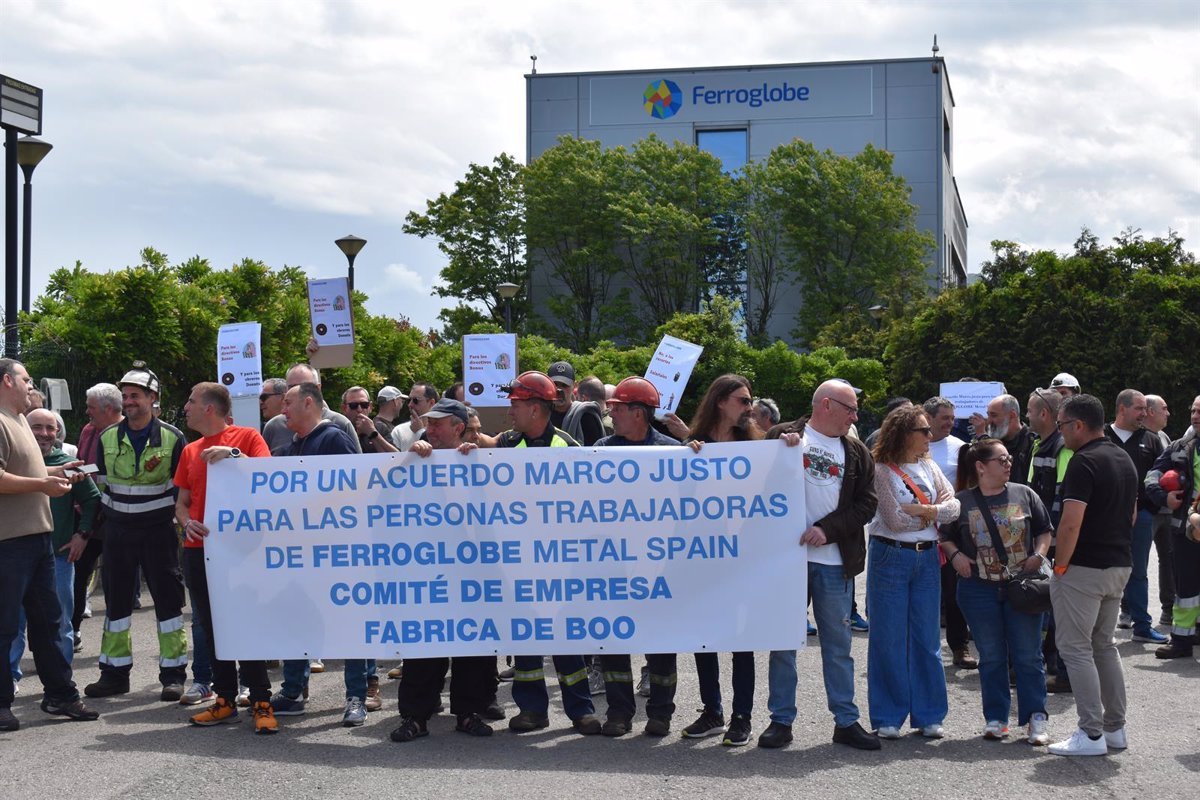 Los trabajadores de Ferroatlántica protestan en la fábrica de Boo en contra de los ‘recortes salariales’.