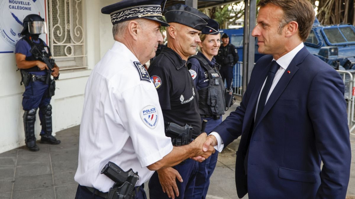 Macron llega a Nueva Caledonia en medio de la agitación