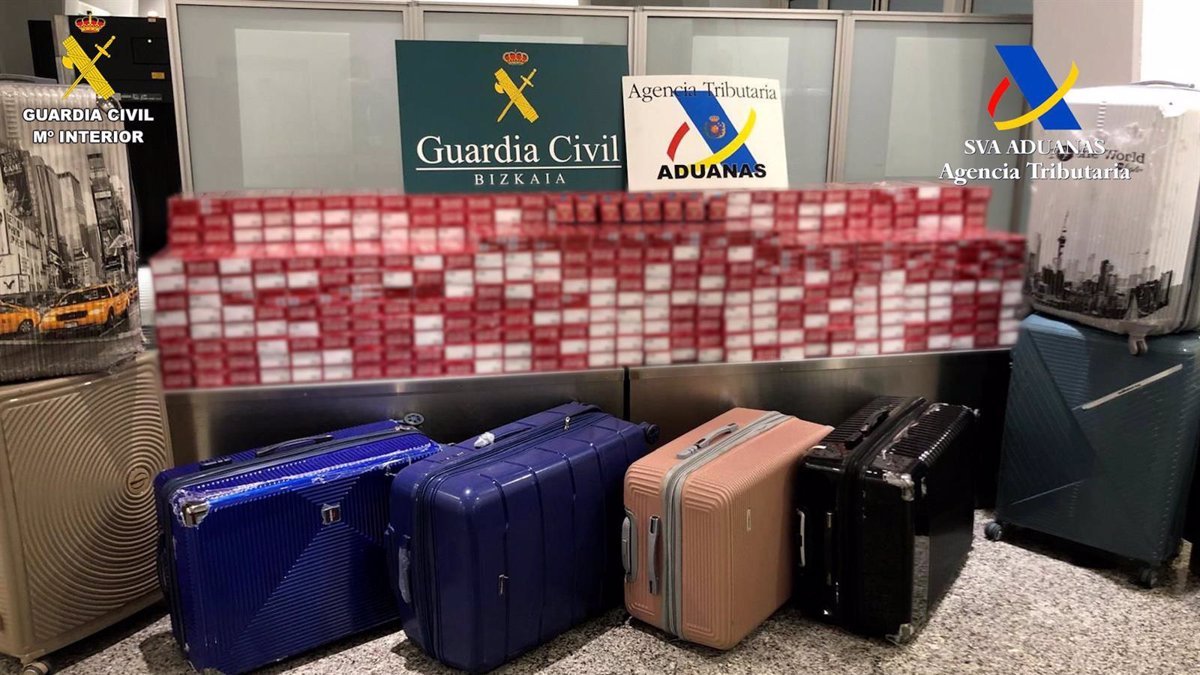 Se han incautado 6,000 cajetillas de tabaco no declaradas en el equipaje de cuatro pasajeros en el aeropuerto de Bilbao.