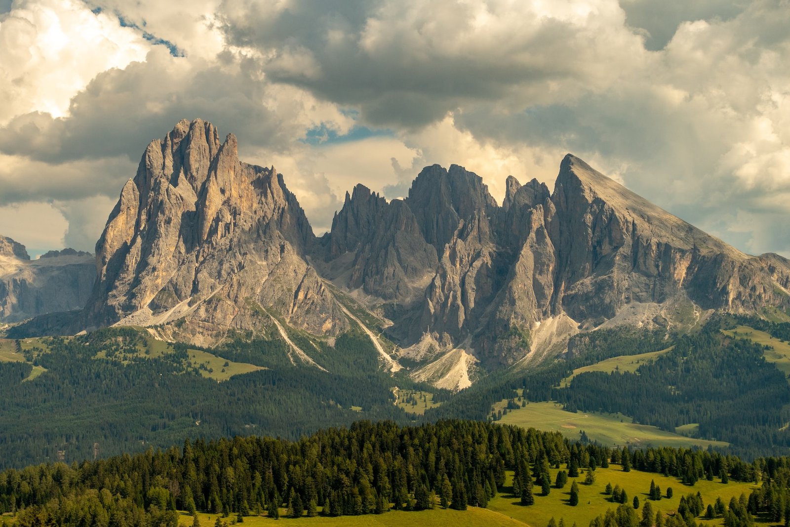 Turismo de montaña sostenible – Green.it

El turismo de montaña sostenible es una forma de disfrutar de la naturaleza de manera responsable, respetando el entorno y promoviendo la conservación del medio ambiente. En Green.it, nos comprometemos a fomentar prácticas turísticas sostenibles en las montañas, para preservar su belleza natural y garantizar que las generaciones futuras también puedan disfrutar de ella. ¡Únete a nosotros en esta importante misión de proteger nuestros hermosos paisajes montañosos!