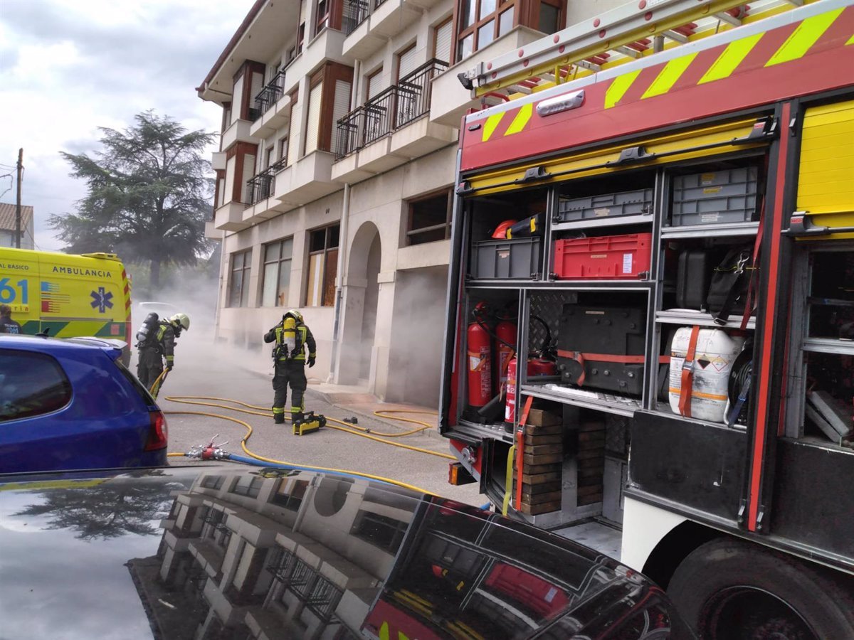 Un fuego afecta al garaje de una vivienda pública con orden de demolición.