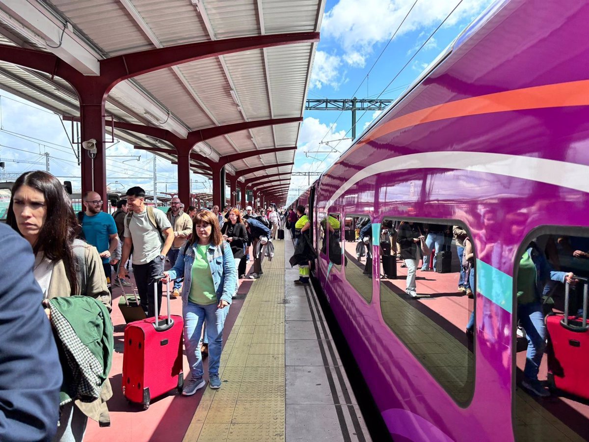 Un total de 400 pasajeros provenientes de Cuenca y Albacete estrenan el nuevo Avlo S-106 de Renfe.