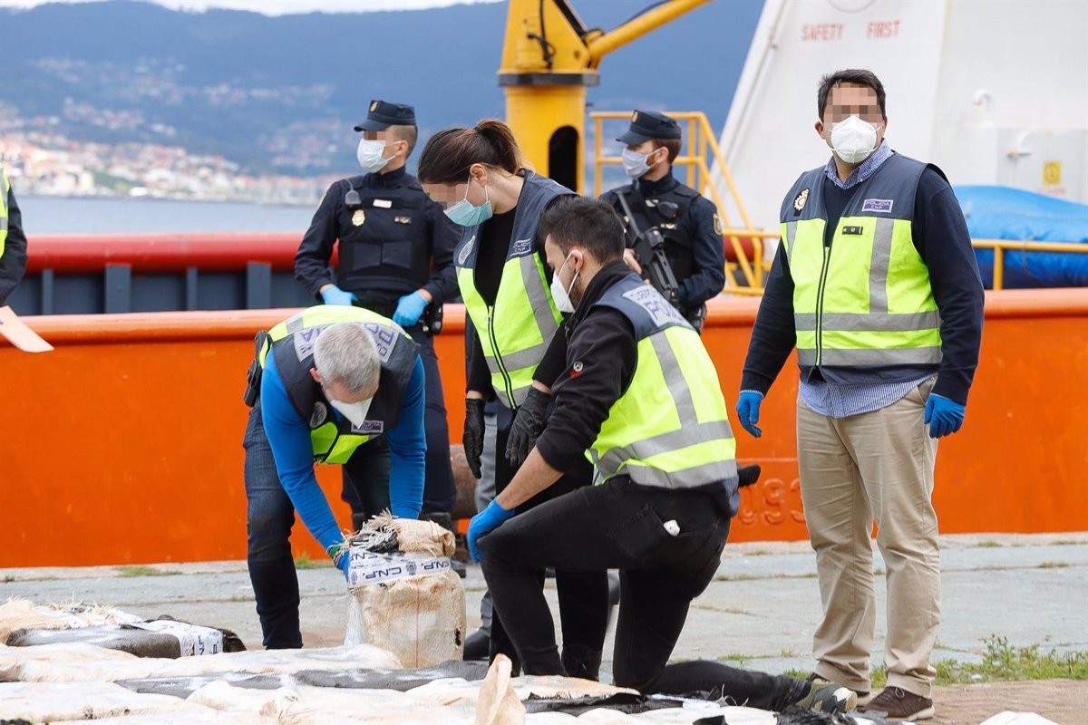 Una llamada a un constructor de barcos llevó a la policía a relacionar a Santorum con la droga Karar.