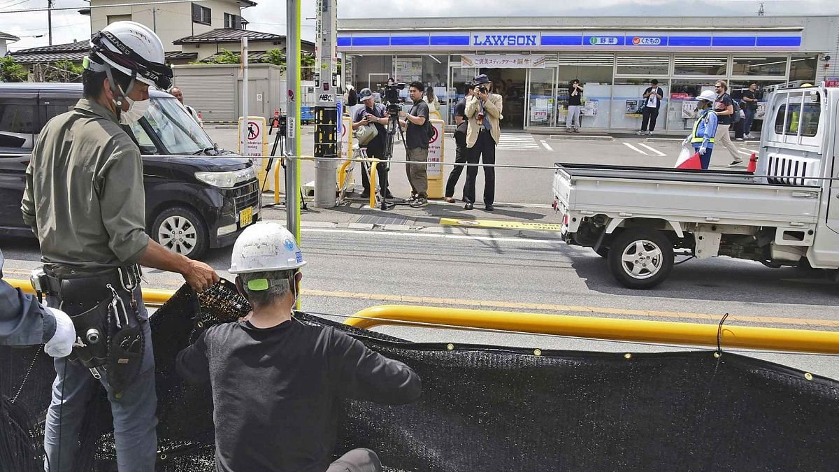 Ya no habrá más ‘selfies’ del Monte Fuji: una ciudad japonesa ha instalado una pantalla negra gigante para disuadir a los turistas.