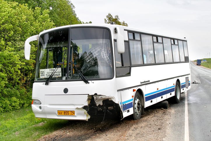 Las repercusiones de un accidente de autobús: enfrentar las lesiones y el trauma.