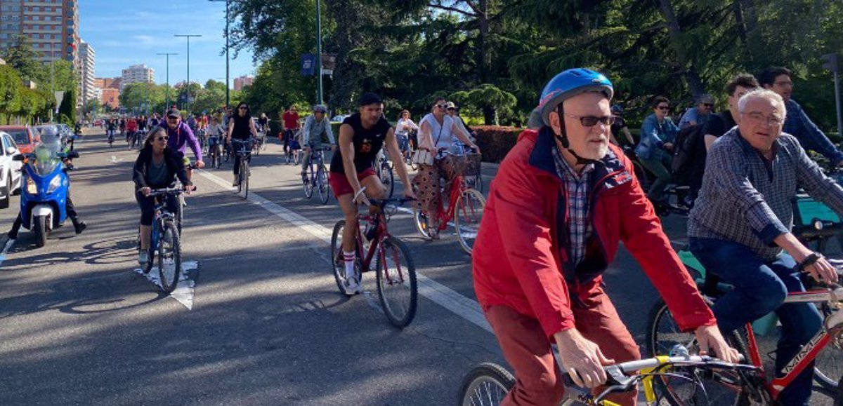 Más de cien ciclistas pedalean en Valladolid en apoyo al carril bici de Isabel la Católica.