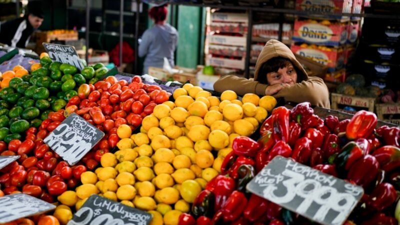 La inflación baja a un dígito en Argentina, pero el bolsillo de los ciudadanos sigue sufriendo