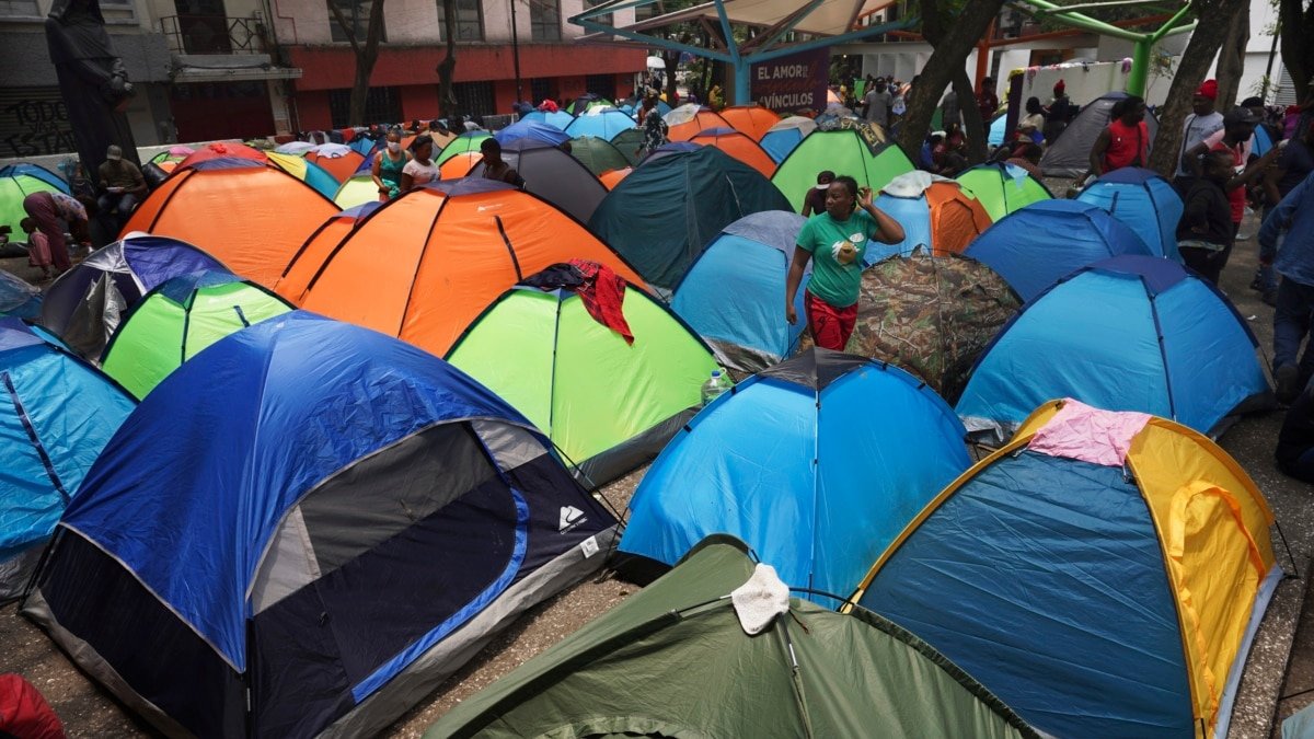 México desmantela un campamento de más de 400 migrantes en el centro de la capital