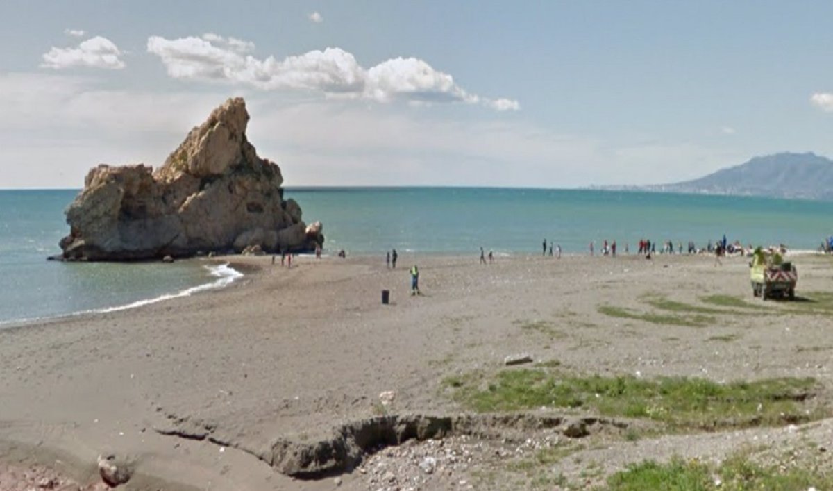 Un hombre de 32 años muere tras saltar de un acantilado en la playa del Peñón del Cuervo