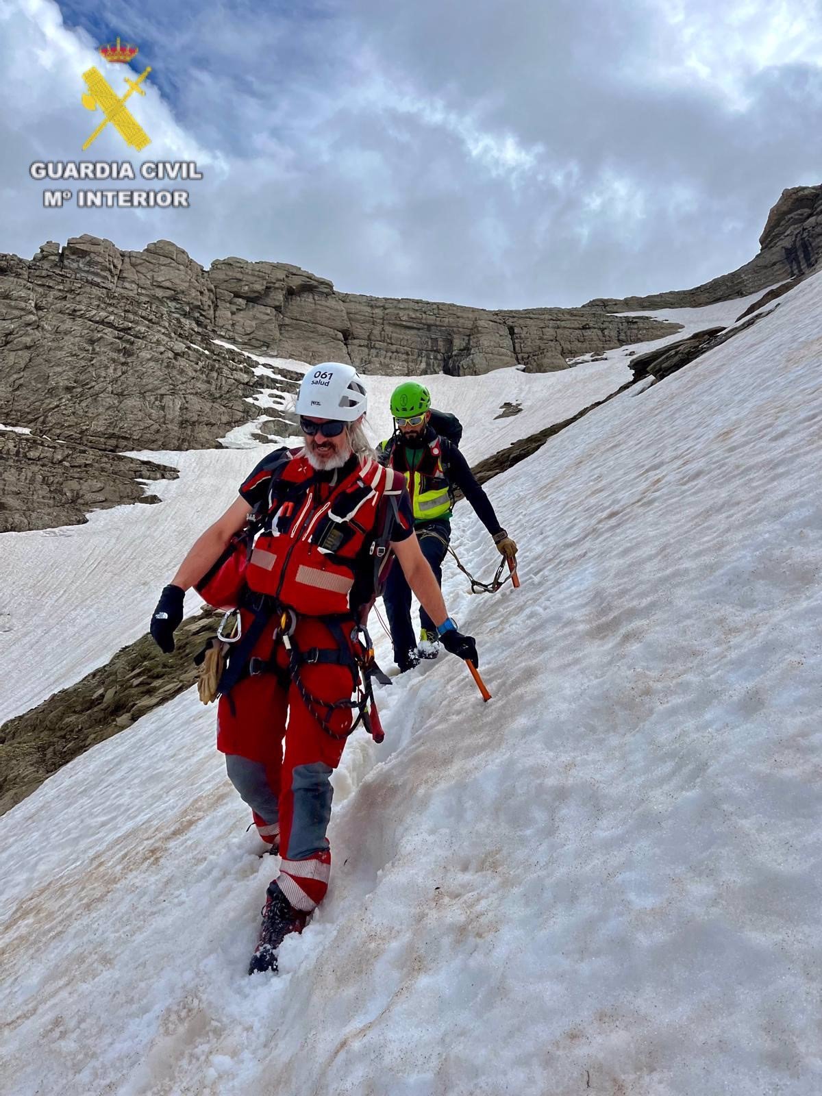Un alpinista de 48 años ha muerto y otro ha resultado gravemente herido tras un desprendimiento de tierras en Bielsa (Huesca)