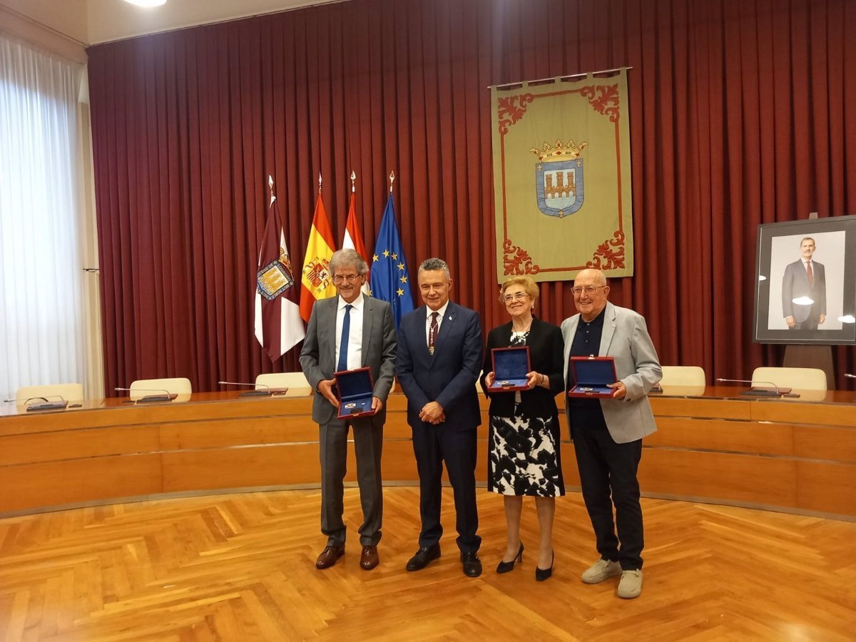 Angélica Sáenz, Rafael J. Ibarrula y José Manuel Calzada reciben las Insignias San Bernabé 2024