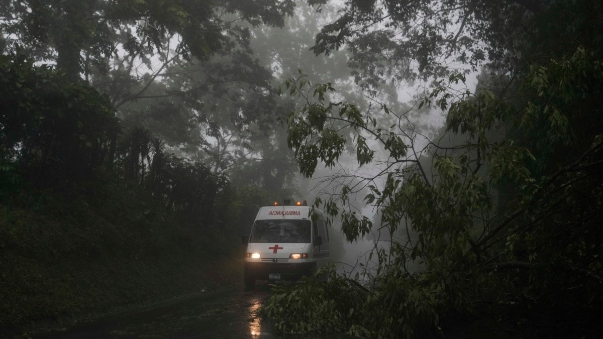 Aumenta a 13 el número de fallecidos por lluvias en El Salvador