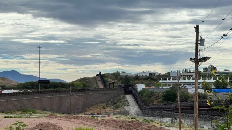 Disminuyen cruces fronterizos irregulares en Arizona tras restricciones de asilo.