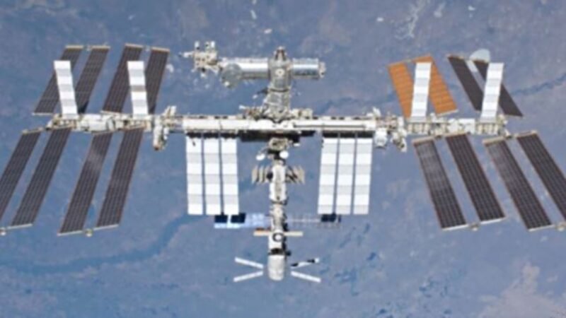 Astronautas de la ISS se refugian tras avería de satélite ruso en el espacio