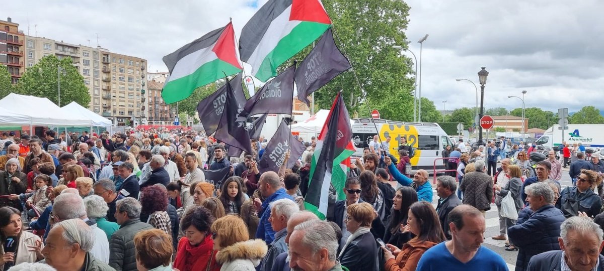 Acampados en Palestina, siguen recorrido de la procesión de los «Banderazos» con emblemas.