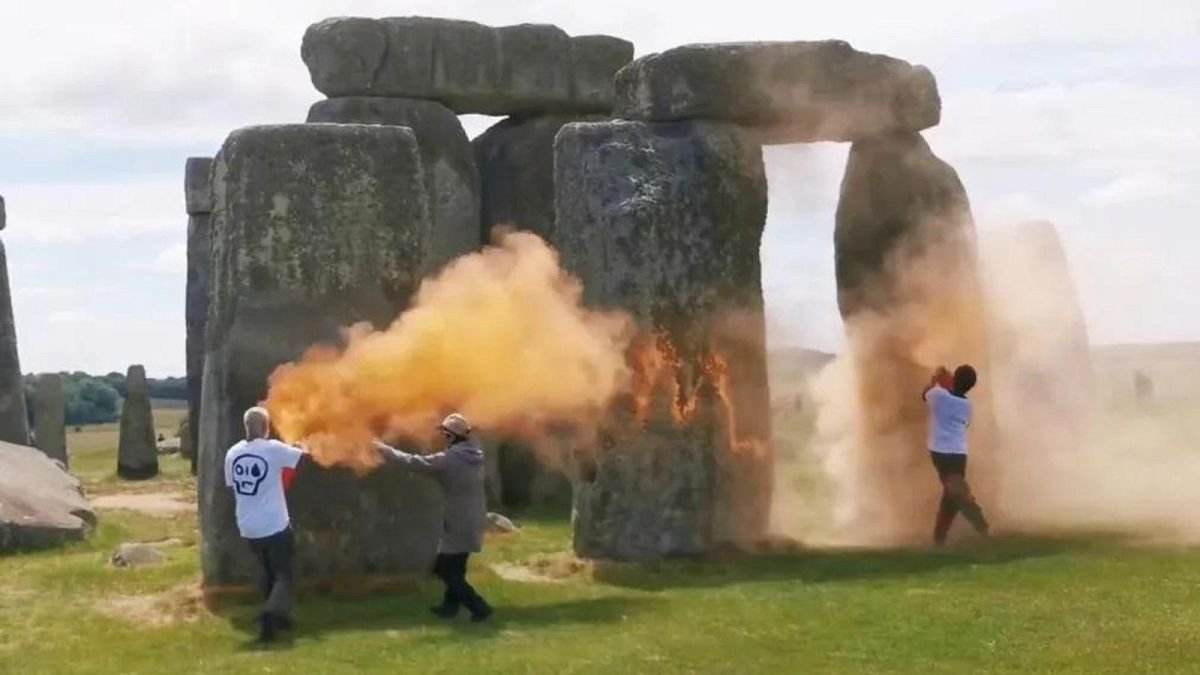 Activistas vandalizan Stonehenge con sustancia naranja