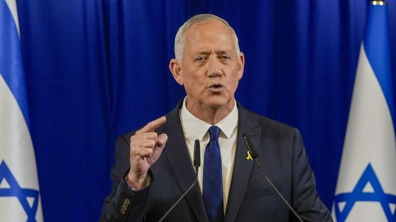 Benny Gantz dimite del gabinete de guerra de Israel, dejando a Netanyahu vulnerable