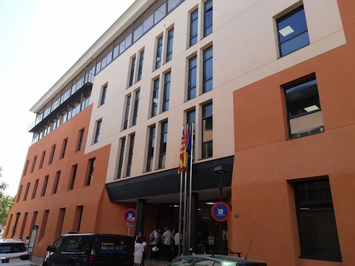 Condenan a clínica en Palma por presión a trabajador para reducir jornada.