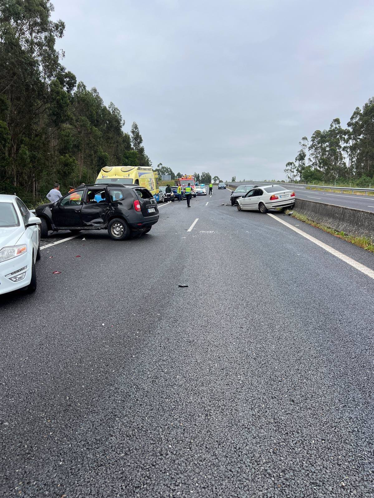 Cuatro heridos en un accidente de siete vehículos que interrumpió la carretera AG-11 en Rianxo (A Coruña)