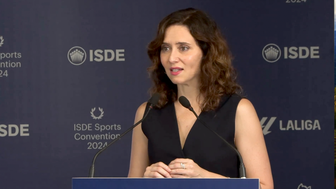 Díaz Ayuso recoge el premio de la Comunidad de Madrid a su trayectoria deportiva institucional en la Convención Deportiva ISDE