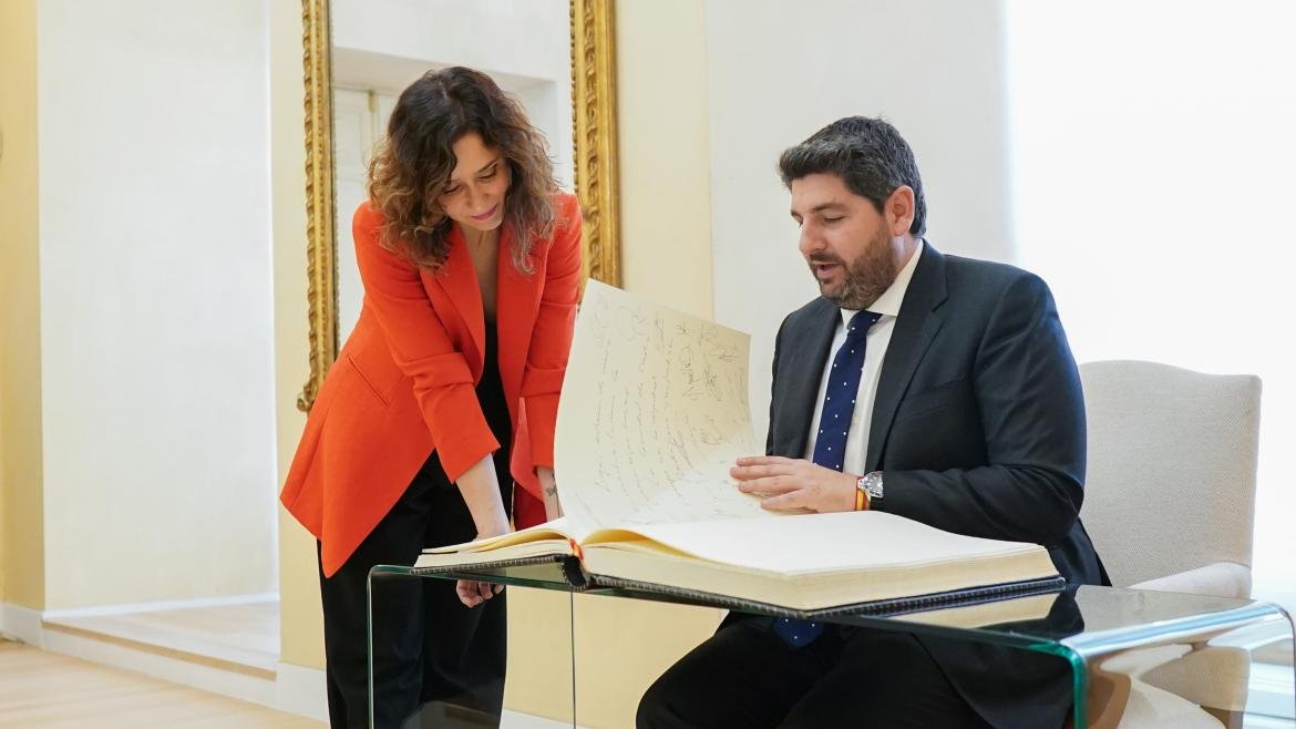 Díaz Ayuso se reúne en la Real Casa de Correos con la presidenta de la Región de Murcia