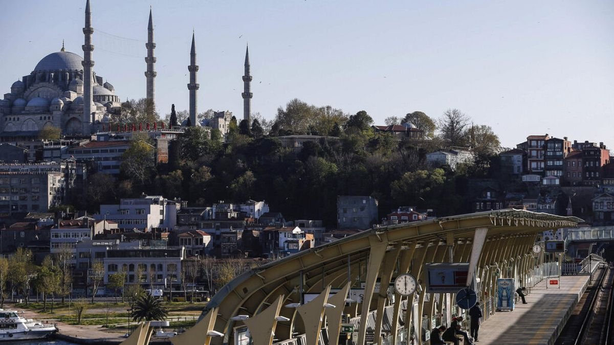 Dos personas resultaron gravemente heridas después de que un bloque de viviendas se derrumbara en Estambul.