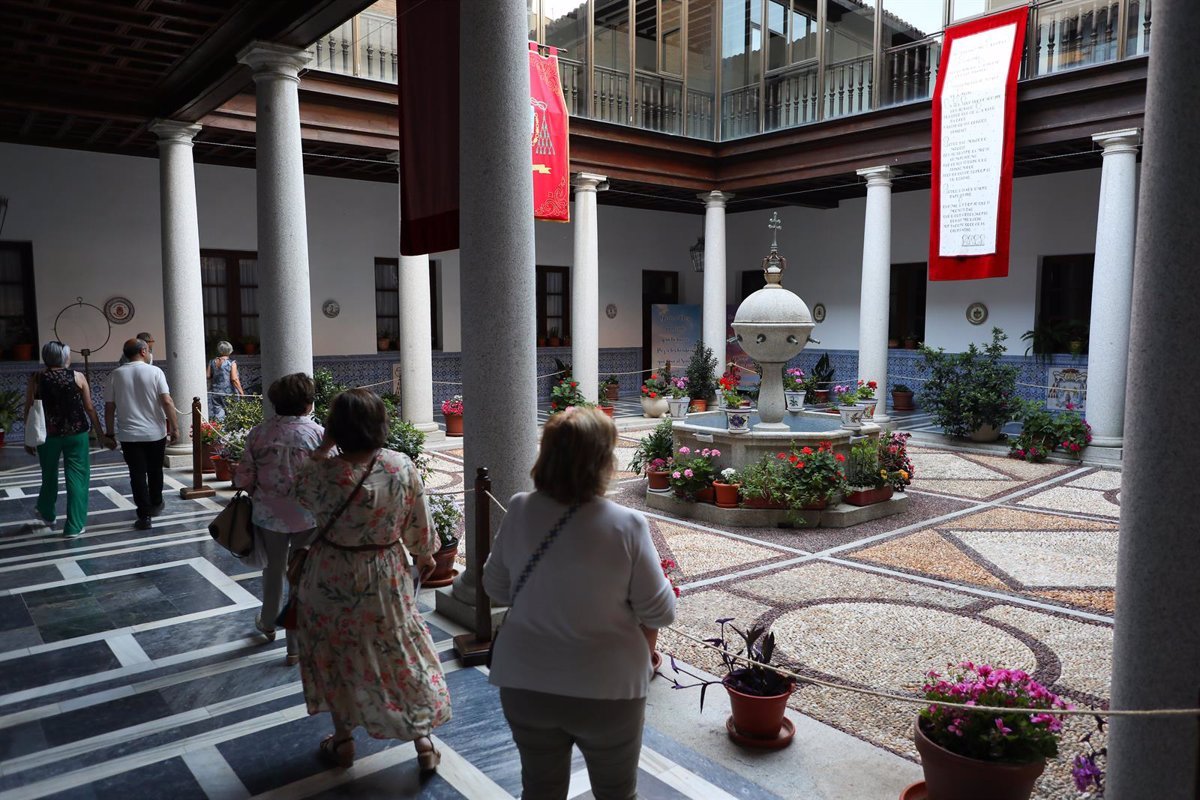 Durante el XXIII Concurso de Patios de Toledo, se abren 40 patios que finalizan este sábado con una gran afluencia de visitantes.