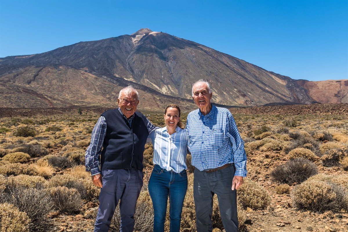 El Cabildo de Tenerife reconoce a Isidoro Sánchez y Wolfredo Wildpret por la defensa del Teide