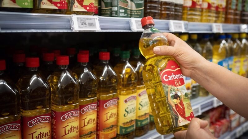 El Gobierno aprueba eliminar IVA del aceite de oliva y extender bonificación a alimentos.