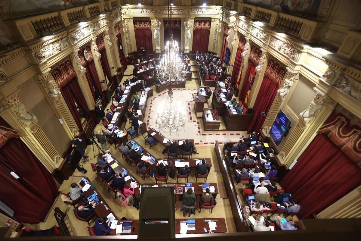 El Parlamento rechaza considerar la iniciativa MÉS para regular la entrada de coches en Mallorca