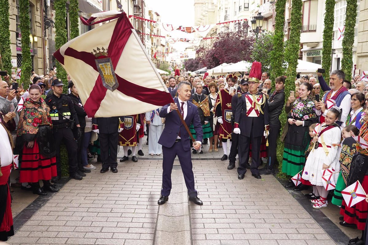 El alcalde ofrece sus primeros «Banderazos» a las madres, al comercio y a la ciudad de Logroño