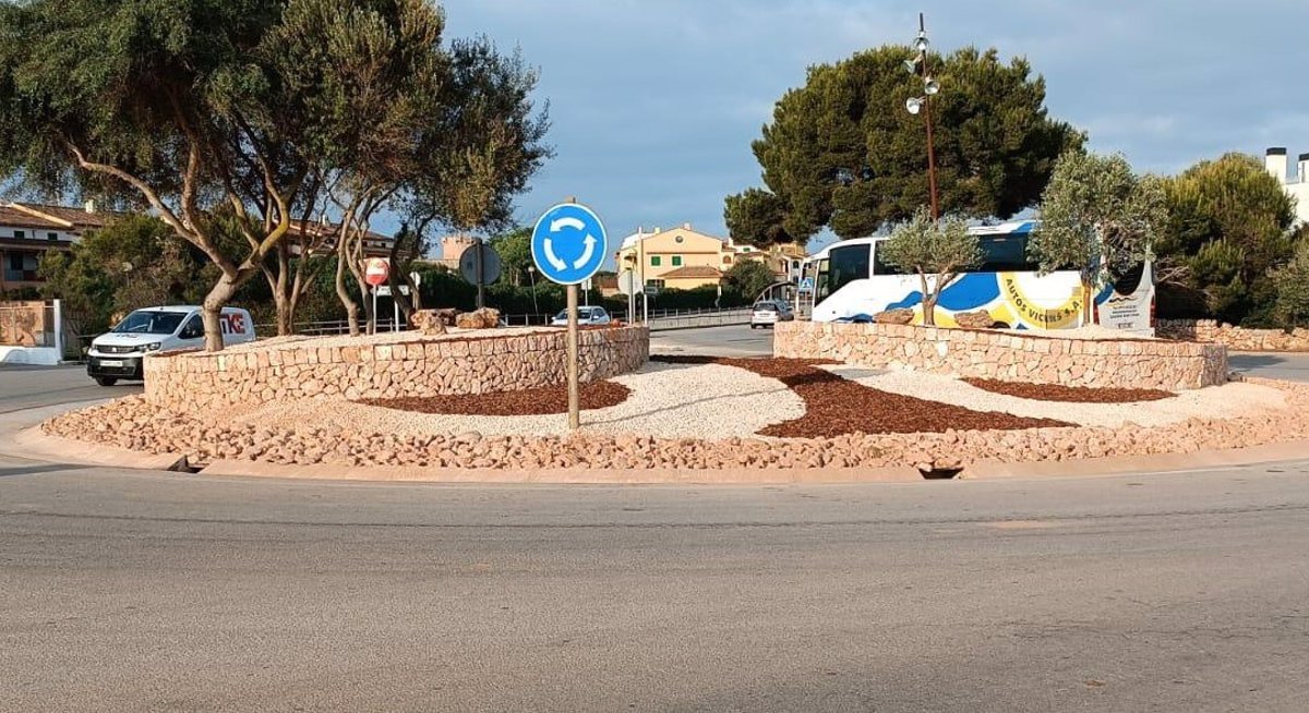 El ayuntamiento está renovando y mejorando la apariencia de la rotonda de entrada a Sa Ràpita.