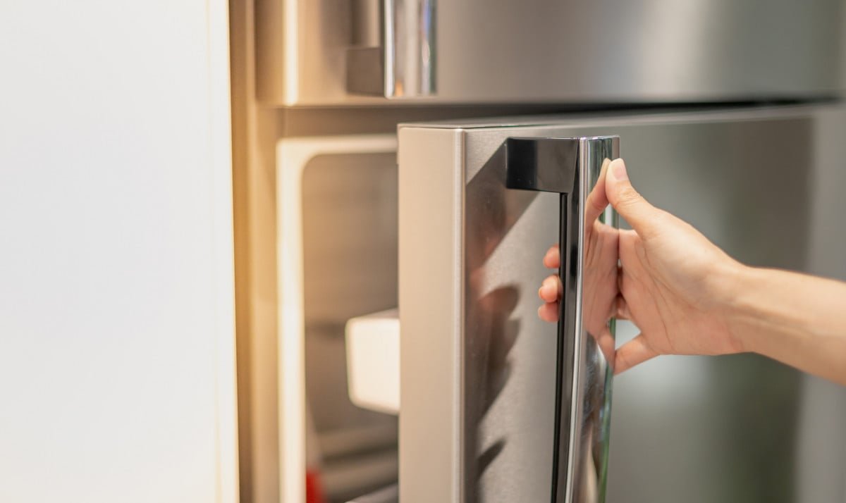 El consejo clave para ahorrar dinero con tu frigorífico es mantenerlo limpio y en buen estado.