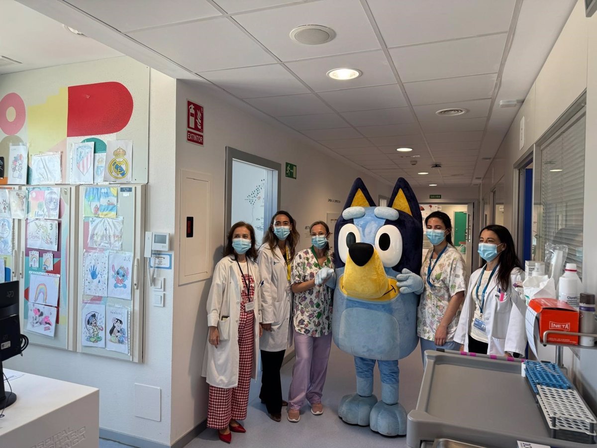 El perro «Bluey» visita la Unidad de Pediatría del Hospital de Salamanca